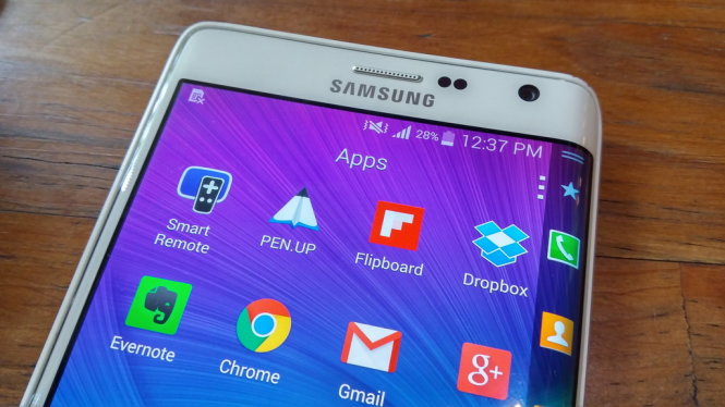 Samsung thử nghiệm thị trường với smartphone màn hình cong Galaxy Note Edge, và Galaxy S6 Edge nối tiếp trong năm 2015 - Ảnh: T.Trực