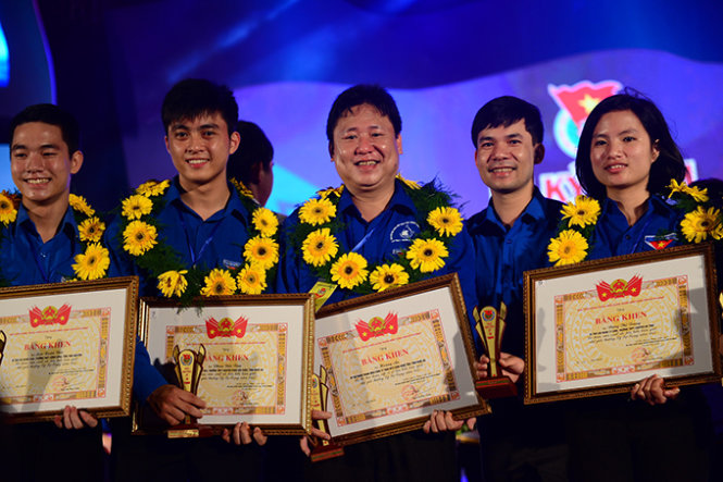 Các cá nhân được trao giải thưởng Lý Tự Trọng trong lễ kỷ niệm 84 năm ngày thành lập Đoàn TNCS Hồ Chí Minh tại Nhà văn hóa Thanh niên TP.HCM tối 25-3 - Ảnh: Quang Định