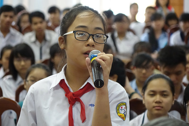Học sinh Trần Nguyễn Thụy Khanh - Trường THCS Lạc Hồng, Q.10, TP.HCM - phát biểu tại buổi đối thoại - Ảnh: Như Hùng