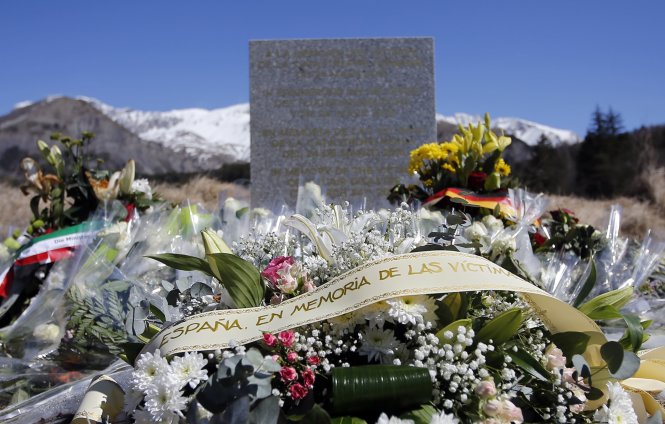 Người dân đặt hoa tưởng niệm các nạn nhân trong vụ tai nạn máy bay của hãng Germanwings - Ảnh: Reuters