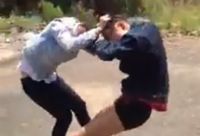 Hai thiếu nữ đánh nhau - Ảnh chụp từ clip