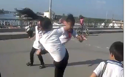 Hai học sinh Trường THCS 1 Sông Đốc đánh nhau (ảnh cắt từ clip)