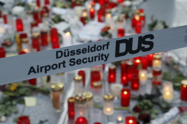 Khu vực tưởng niệm 150 hành khách trên chuyến bay định mệnh 4U9525 - Ảnh: Reuters