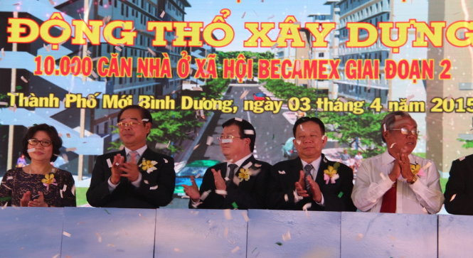 Bộ trưởng Bộ Xây dựng Trịnh Đình Dũng (chính giữa) và lãnh đạo tỉnh Bình Dương thực hiện nghi thức động thổ xây dựng 10.000 căn nhà ở xã hội giai đoạn 2. ẢNH: BÁ SƠN. 