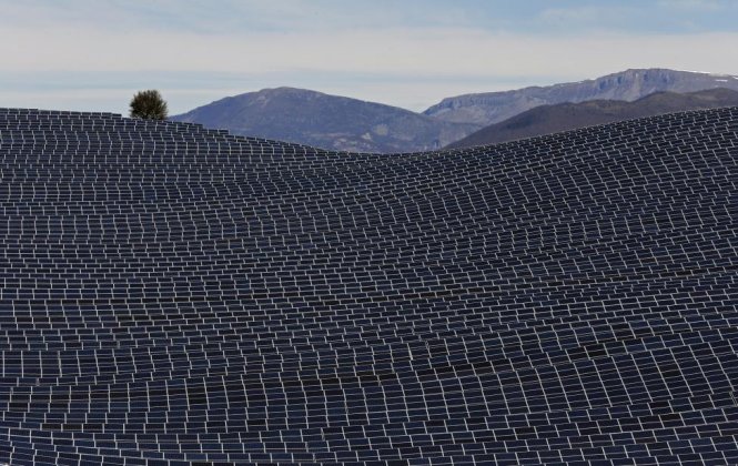 Toàn cảnh các tấm pin năng lượng Mặt trời để sản xuất năng lượng tái tạo tại công viên quang điện ở Les Mees, tỉnh Alpes-de-Haute-Provence, miền nam nước Pháp ngày 31/3/2015. Trang trại năng lượng Mặt trời Colle des Mees là trang trại lớn nhất nước Pháp với 112.780 module năng lượng mặt trời bao phủ một diện tích rộng 200 ha, đạt công suất 100 MW - Ảnh: Jean-Paul Pelissier