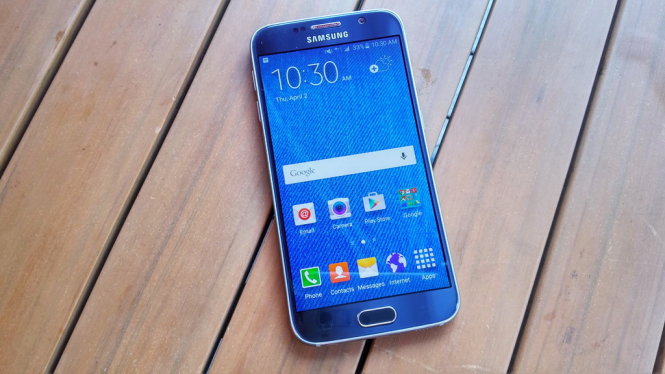 Samsung Galaxy S6 màu đen sapphire, chuyển sắc sang xanh đậm dưới mặt trời - Ảnh: T.Trực