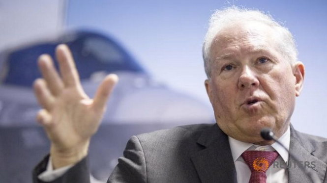 Thứ trưởng quốc phòng Mỹ Frank Kendall trong một cuộc họp báo ở Anh năm 2014 - Ảnh: Reuters