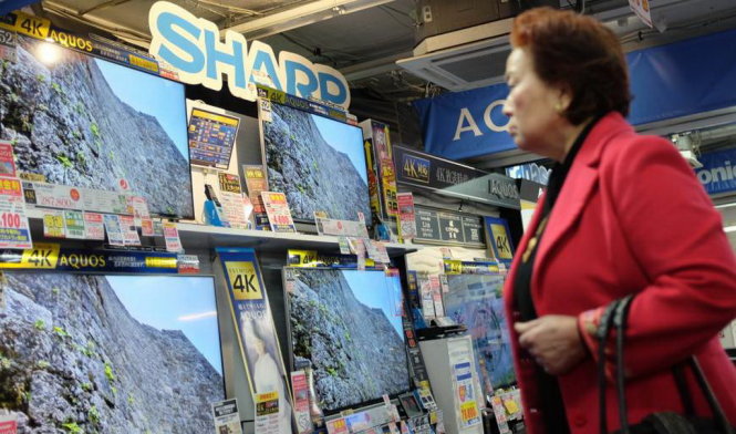 Một khách hàng xem những dòng tivi mới nhất của Sharp tại một cửa hàng điện tử gia dụng ở Tokyo, Nhật Bản - Ảnh minh họa: AFP/JapanTimes