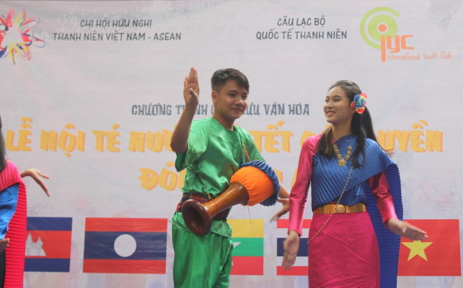 Các bạn trẻ là SV Khoa đông phương học - ĐH Khoa học Xã hội và Nhân văn TP.HCM đang biểu diễn điệu nhảy “Trống dài” của Thái Lan - Ảnh: Khoa Nguyễn