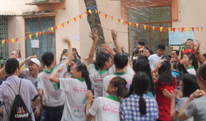 Các bạn trẻ Việt Nam, Quốc tế hào hứng lắc lư cùng âm nhạc, “té nước” cho nhau để cầu may mắn, sự bình an - Ảnh: Khoa Nguyễn