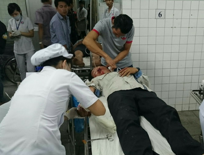 Một nạn nhân đang được cấp cứu tại bệnh viện đa khoa tỉnh Bình Dương. ẢNH: BÁ SƠN