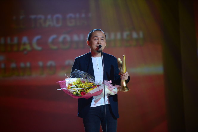 	Nhạc sĩ Quốc Trung đại diện Monsoon Music Festival 2014 (Công ty Thanh Việt) nhận giải Chương trình của năm trong lễ trao giải Cống hiến 2015 tại Nhà hát Thành phố, Q.1, TP.HCM tối 6-4 - Ảnh: Quang Định