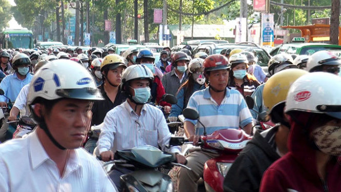 Các phương tiện bị ùn ứ kéo dài trên đường Ba tháng Hai - Ảnh : Đại Việt