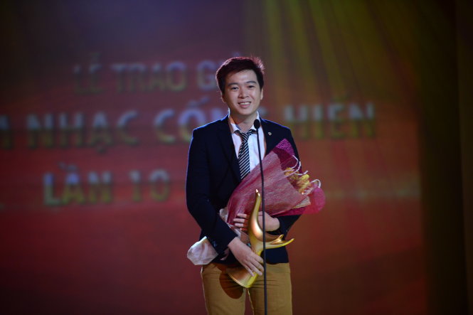Nhạc sĩ Phạm Toàn Thắng đoạt giải Nhạc sĩ của năm trong lễ trao giải Cống hiến 2015 tại Nhà hát Thành phố, Q.1, TP.HCM tối 6-4 - Ảnh: Quang Định