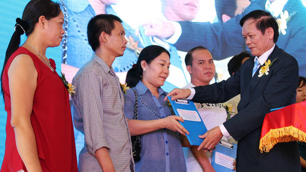 Ông Bùi Văn Chiến trao hợp đồng mua nhà ở xã hội cho khách hàng trong số 10.000 căn giai đoạn 2 - Ảnh: Bá Sơn