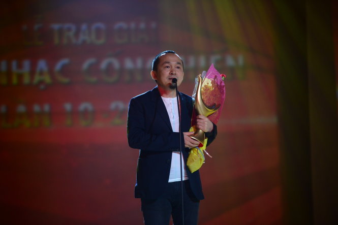 	Nhạc sĩ Quốc Trung thay mặt êkip Giai điệu tự hào (VTV - Motion Media) nhận giải Chuỗi chương trình của năm trong lễ trao giải Cống hiến 2015 tại Nhà hát Thành phố, Q.1, TP.HCM tối 6-4 - Ảnh: Quang Định