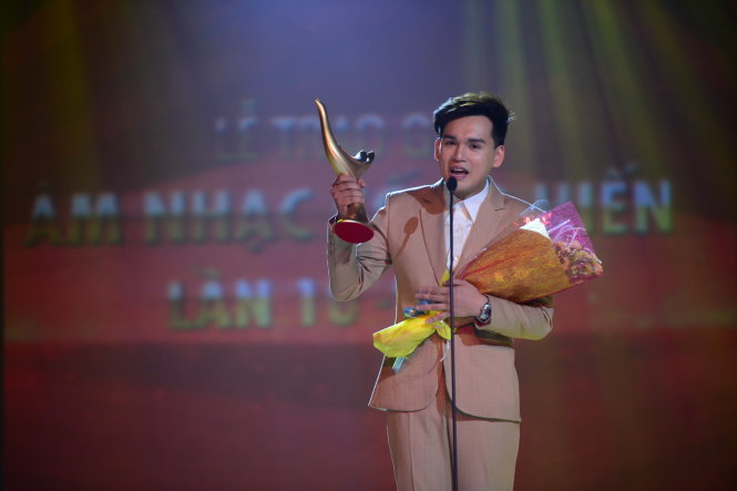 	Ca sĩ Nguyễn Trần Trung Quân đoạt giải Nghệ sĩ mới của năm trong lễ trao giải Cống hiến 2015 tại Nhà hát Thành phố, Q.1, TP.HCM tối 6-4 - Ảnh: Quang Định
