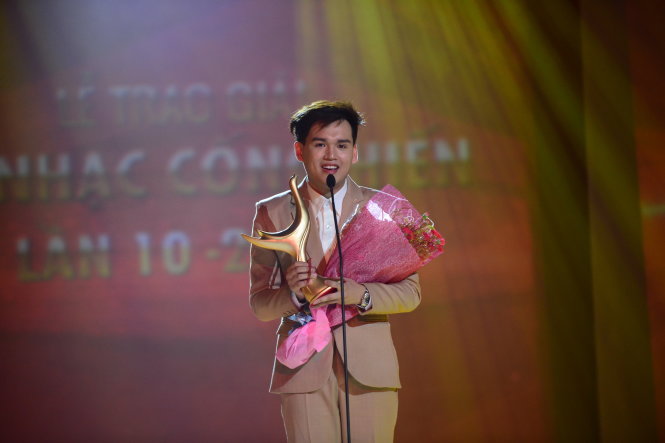 Album Khởi hành của ca sĩ Nguyễn Trần Trung Quân đoạt giải Album của năm trong lễ trao giải Cống hiến 2015 tại Nhà hát Thành phố, Q.1, TP.HCM tối 6-4 - Ảnh: Quang Định
