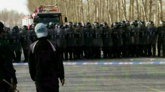 Một người dân ở khu tự trị Nội Mông Cổ đứng trước hàng rào cảnh sát ngày 6-4 - Ảnh:SMHRIC