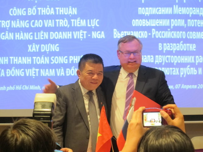 Ông Trần Bắc Hà, Chủ tịch HĐQT BIDV  và ông Andrei Kostin, Chủ tịch NH Ngoại Thương Nga (VTB) tại buổi lễ ký kết. Ảnh A.H.