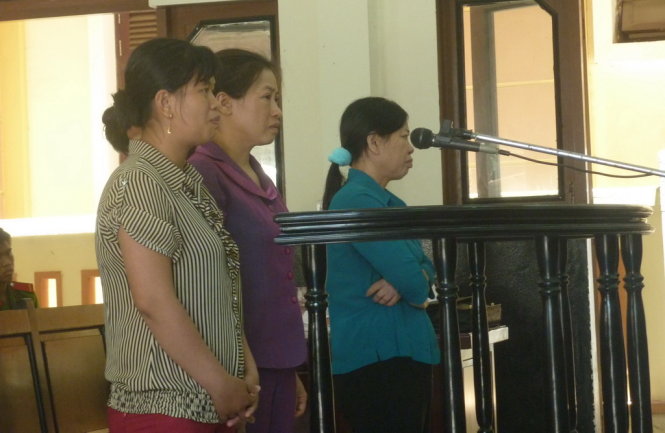 Các bị cáo tại tòa (từ phải qua: bị cáo Khai, Liễu và Huyền)