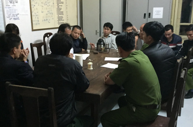 Đại diện gia đình, cơ quan điều tra, kiểm sát viên họp trước khi pháp y nạn nhân - Ảnh: M.Quang