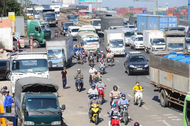 Các loại xe di chuyển rối rắm trước Trạm thu phí cầu Đồng Nai hướng TP.HCM – Đồng Nai