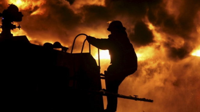 Một lính cứu hỏa đang tham gia chữa cháy ở nhà máy sản xuất paraxylene Cổ Lôi - Ảnh:Reuters
