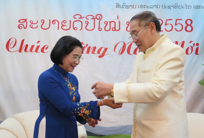 Phó Bí thư Thành ủy TP.HCM Nguyễn Thị Thu Hà chúc mừng Tổng Lãnh sự Lào tại TP.HCM Southideth Phommalat, nhân dịp Tết cổ truyền Lào
