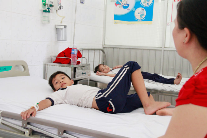 Các học sinh bị ngộ độc thức ăn đang được theo dõi tại Trung tâm y tế thị xã Bến Cát, tỉnh Bình Dương - Ảnh: Xuân An
