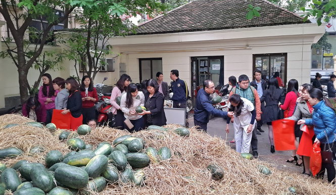 Đông đảo người dân và cán bộ nhân viên Bộ Công thương mua dưa hấu - Ảnh: Việt Dũng