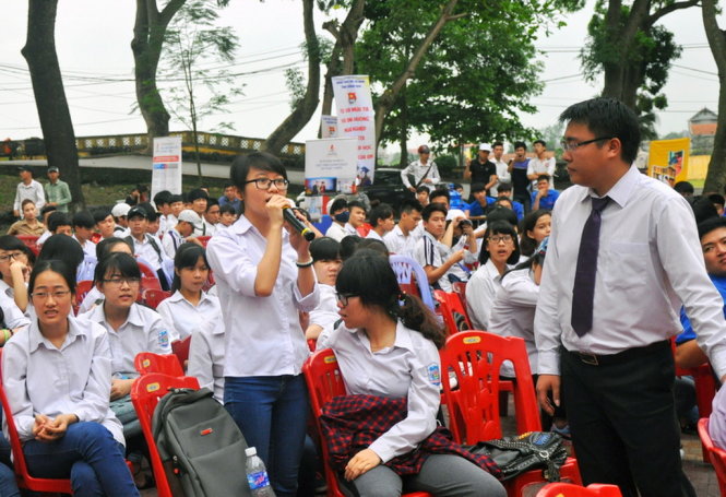 Các em học sinh đặt câu hỏi về các ngành, nghề và định hướng phát triển của tỉnh Quảng Ninh - Ảnh: Bá Trinh