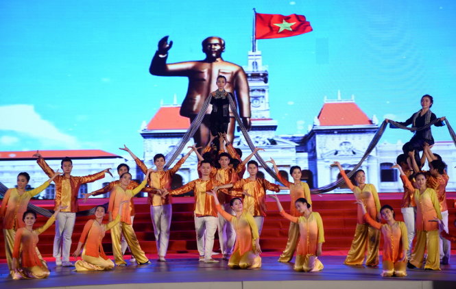Một tiết mục văn nghệ diễn tả tình cảm nghĩa tình sắt son Hà Nội, Huế, TP.HCM - Ảnh: Thuận Thắng