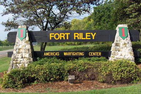 Bên ngoài Fort Riley, căn cứ của quân đội Mỹ tại Kansas​ - Ảnh: Jcpost