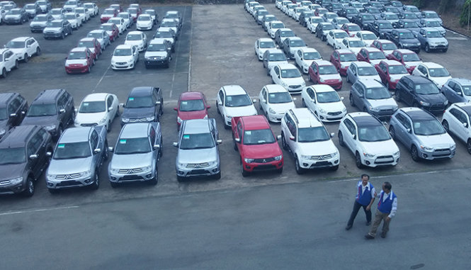 Hàng trăm ôtô được nhập khẩu từ Thái Lan, Nhật để bán cho người tiêu dùng Việt Nam. Trong ảnh: một góc bãi để xe bên trong Công ty liên doanh VSM - Ảnh: Lê Nam