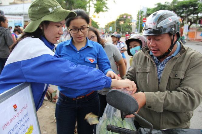  Rất đông người dân mua dưa hấu do Tỉnh đoàn Quảng Ngãi tổ chức bán giúp bà con nông dân - Ảnh: Trần Mai.