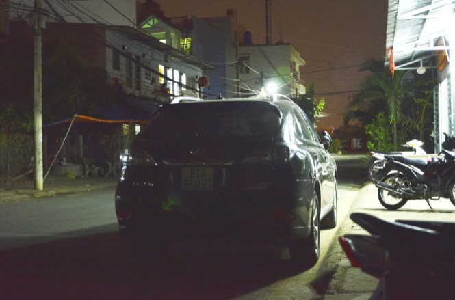 Chiếc ôtô Lexus của ông Trần Thái Hòa tại trụ sở công an phường Tân Phong, Q.7 - Ảnh: Hải Hiếu