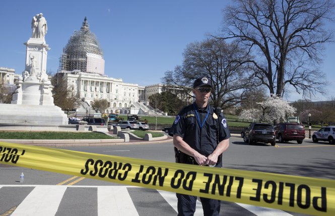 Cảnh sát đang làm nhiệm vụ quanh khu vực tòa nhà Quốc hội Mỹ tại Washington ngày 11-4 - Ảnh: Reuters 