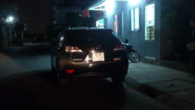 Chiếc xe Lexus RX350 của ông Trần Thái Hòa tại trụ sở công an - Ảnh: H.H