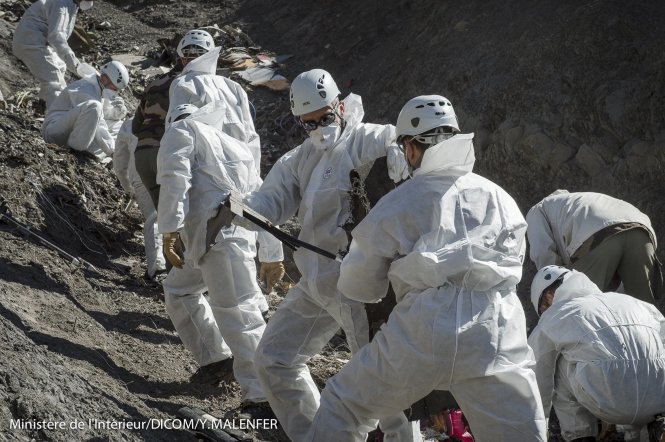 Nhân viên cứu hộ và nhà điều tra tại hiện trường vụ tai nạn máy bay của Germanwings - Ảnh: Reuters 