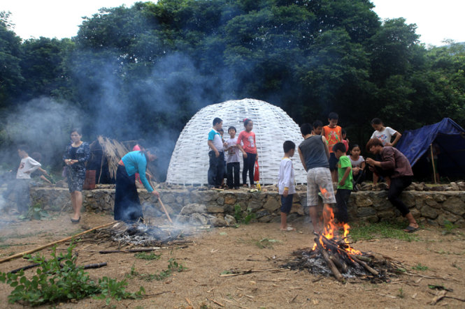 Học sinh đi picnic ở bảo tàng văn hóa Mường