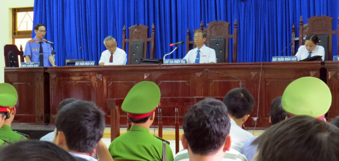 Luật sư Nguyễn Văn Thắng đối đáp tại tòa - Ảnh: DUY THANH