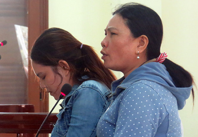 Bà Ngô Thị Tuyết (phải) và bà Trần Thị Tâm tranh luận tại tòa - Ảnh: Duy Thanh