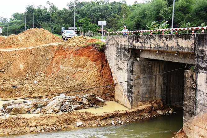 Hiện trường nơi xảy ra vụ nổ mìn phá đá khiến nhiều nhà dân bị nứt - Ảnh: Trần Mai