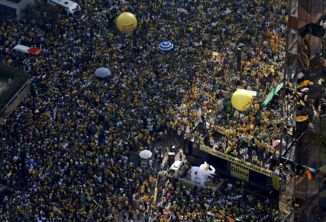 Biểu tình phản đối chính phủ ở Sao Paulo - Ảnh: Reuters