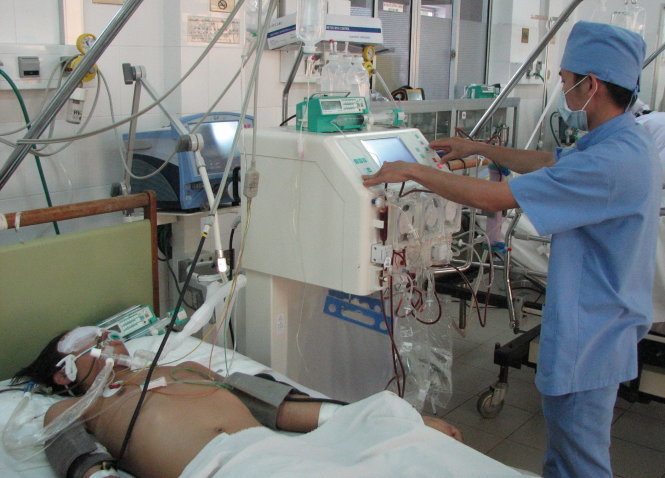  cấp cứu tại Bệnh viện Đa khoa trung ương Cần Thơ - Ảnh: Thái Lũy