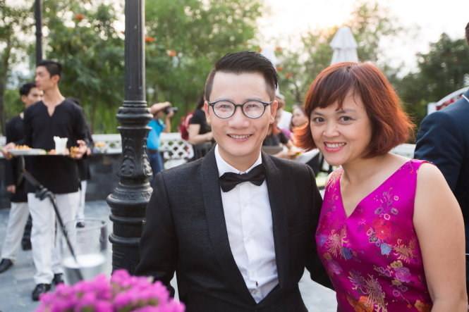 Ca sĩ Hoàng Bách và cô Hoàng Minh Hồng, chủ tịch WildAid Việt Nam - Ảnh: Hà Uyên