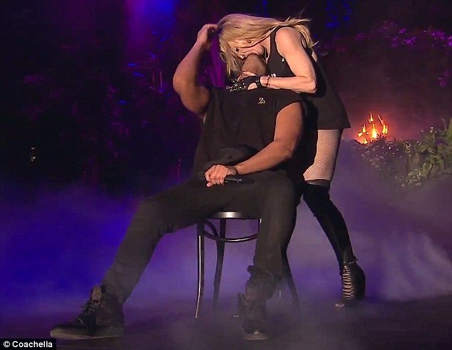 Nữ hoàng nhạc pop Madonna bất ngờ hôn nam ca sĩ 28 tuổi Drake ngay trên sân khấu Lễ hội âm nhạc Coachella hôm 12-4. Daily Mail