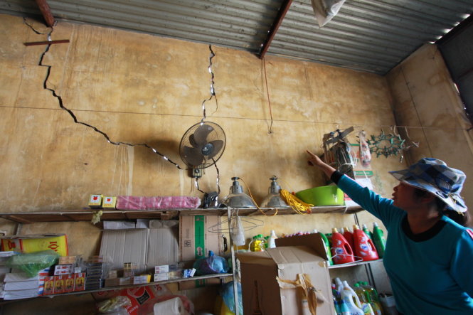 Cửa hàng tạp hóa của gia đình bà Tạ Thị Liễu xuất hiện nhiều vết nứt lớn do bị ảnh hưởng bởi công trình - Ảnh: Tiến Thắng