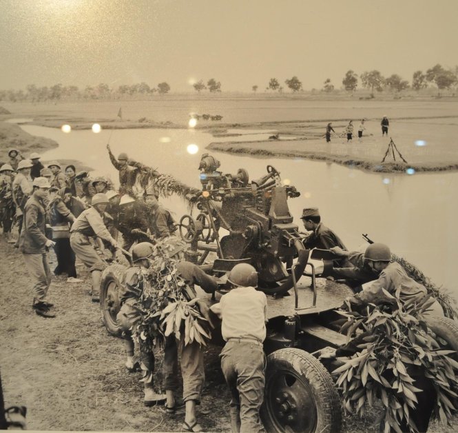 Dân quân, nam và nữ giúp bộ đội Bắc Việt Nam kéo pháo lên trận địa, tỉnh Hải Dương, năm 1972 – tác giả: Mai Nam - Ảnh: V.V.TUÂN chụp lại